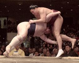 Dejima beats Kyokutenho at New Year sumo